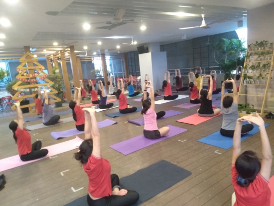 Lớp yoga tại công ty cho nhân viên văn phòng